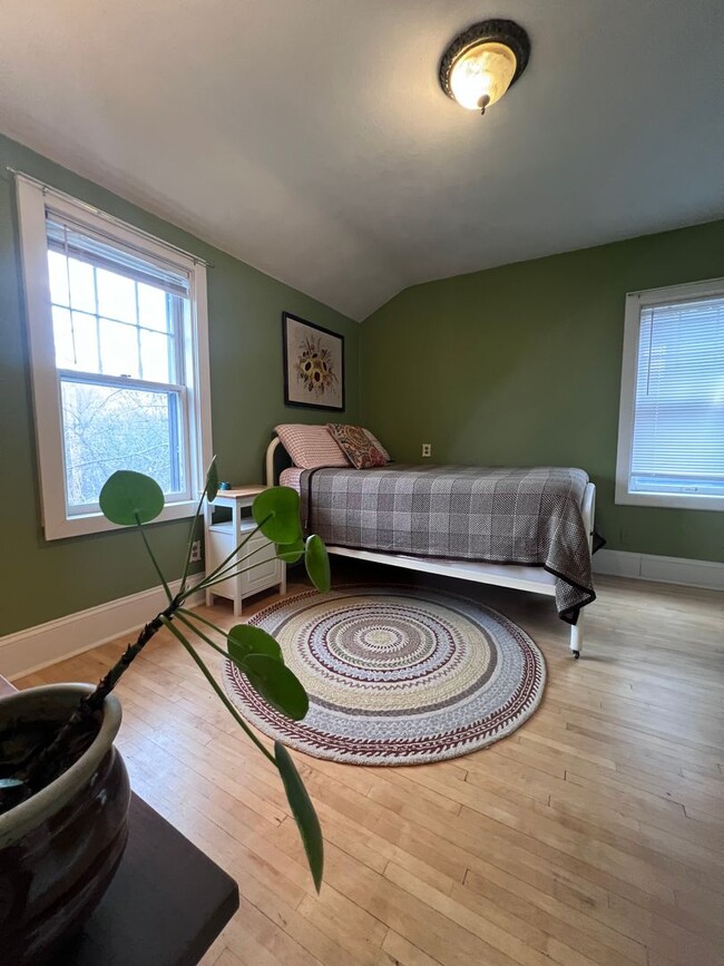 Building Photo - 505 N 16th Ave E