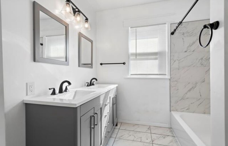 Building Photo - 719 S Montreal Ave