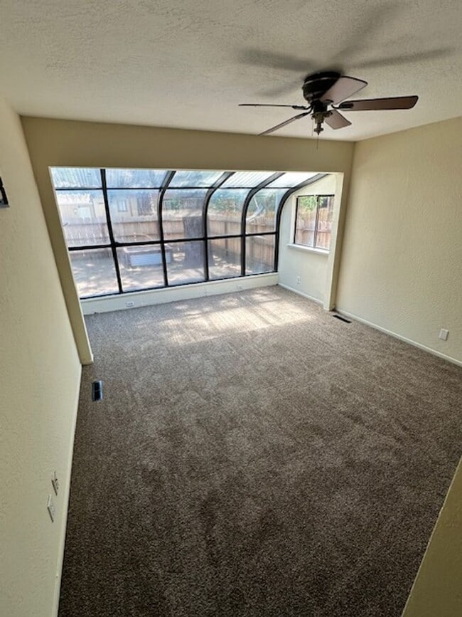 Building Photo - Single level home w/ 3Bd and 2 Ba! Availab...