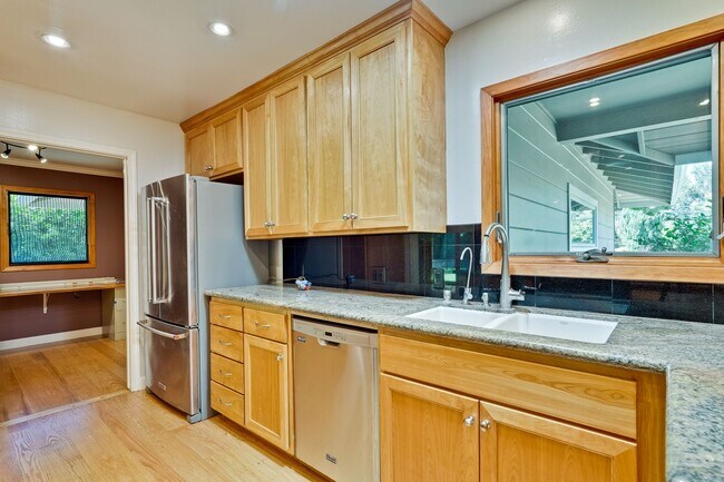Building Photo - Excellent 3 Bedroom 2 Bath In A Great Neig...