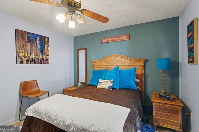 Building Photo - 8671 Twin Oaks Dr