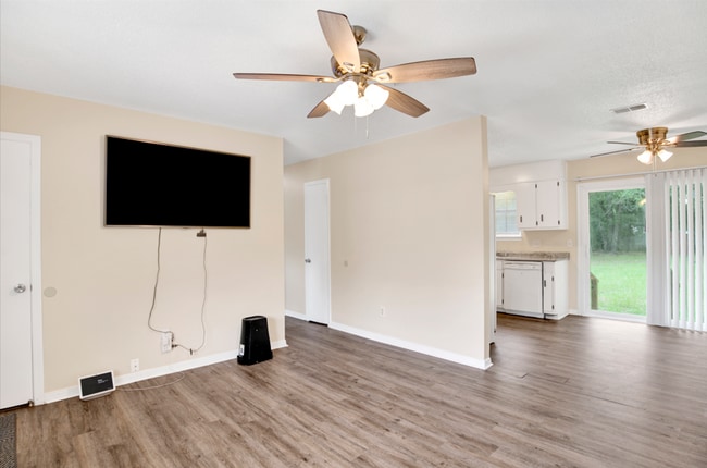 Building Photo - 4 Bed Home with Large Yard