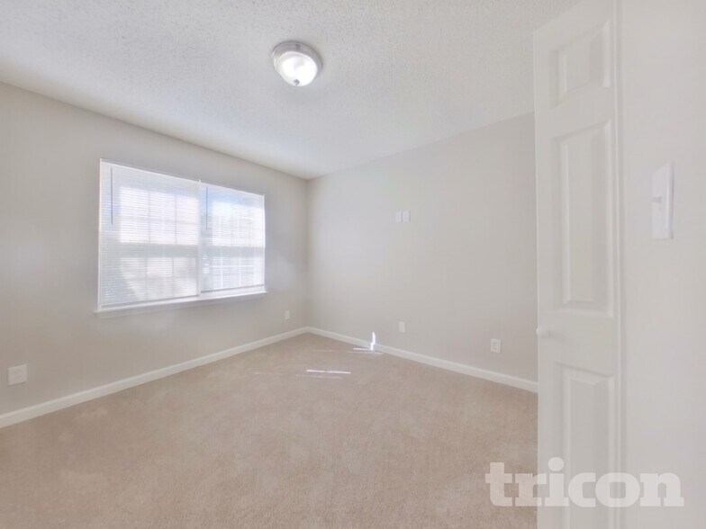 Building Photo - 235 Chattaroy Dr