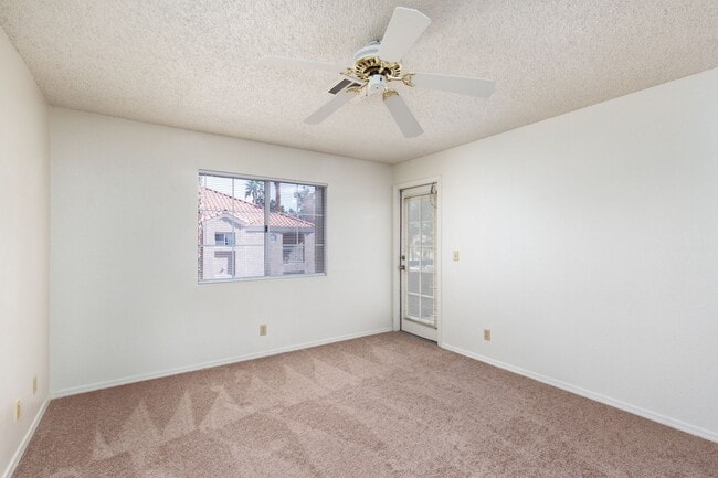 Building Photo - CENTRAL 2 BED, 2 BATH CONDO BLOCKS FROM UNLV