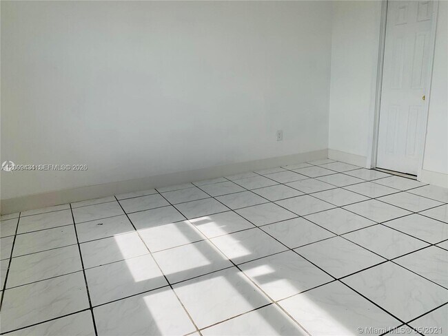 Building Photo - 1325 W 68th St