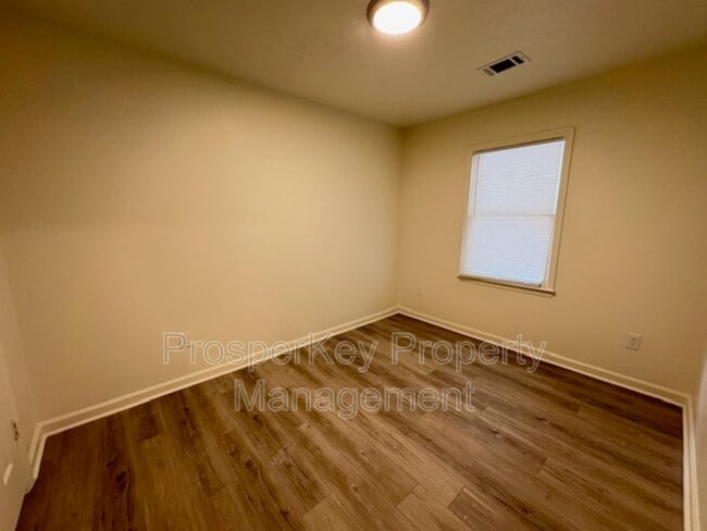 Building Photo - 106 Bonanza Dr