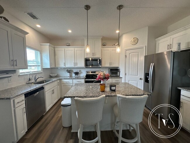 Building Photo - FALL MOVE-IN SPECIAL: $1000 OFF 1ST MONTH'...