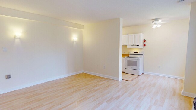 Building Photo - Lovely Studio Apartment In Historic Buildi...