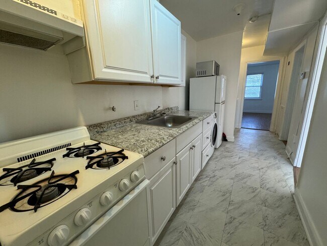 Building Photo - Ideal 1 Bed 1 Bath Unit with Fenced Yard I...