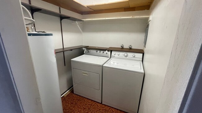 Building Photo - 2 Bedroom 1 Bath Park Place Apartment