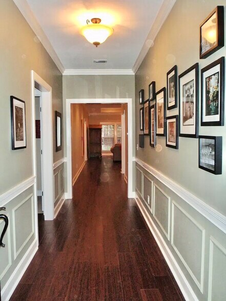 Building Photo - 409 Redbud Cir