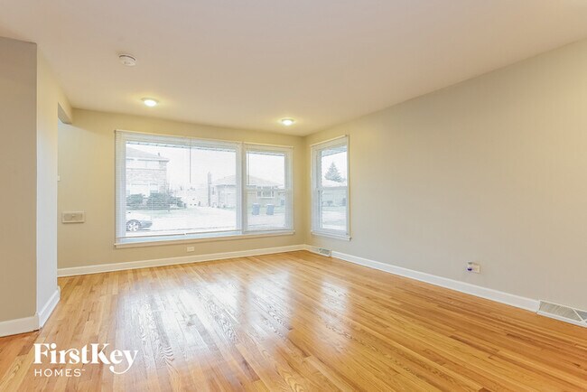 Building Photo - 1018 E 161st Pl