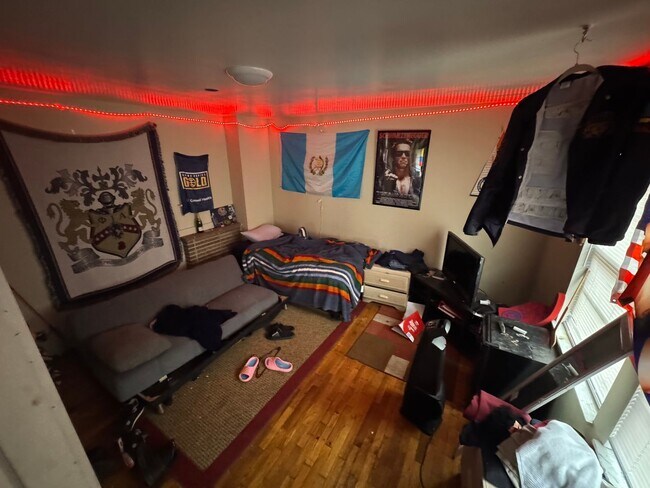 Building Photo - Large 7 bedroom house with 2 kitchens