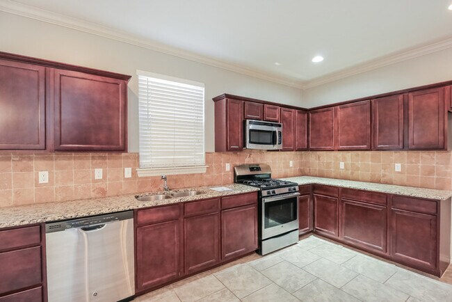 Building Photo - Beautiful Home!