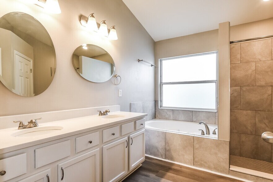 Building Photo - 15849 Green Cove Blvd