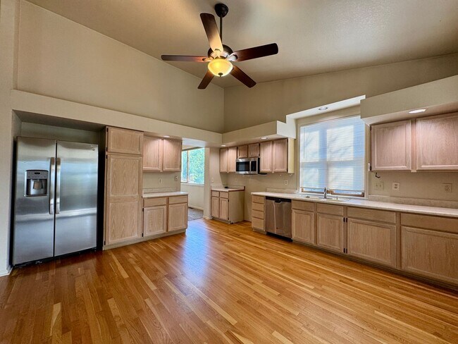 Building Photo - Available October 10th is this open layout 5 bedroom home in Green Mountain!