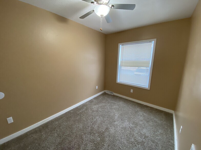 Building Photo - 904 Luster Ln