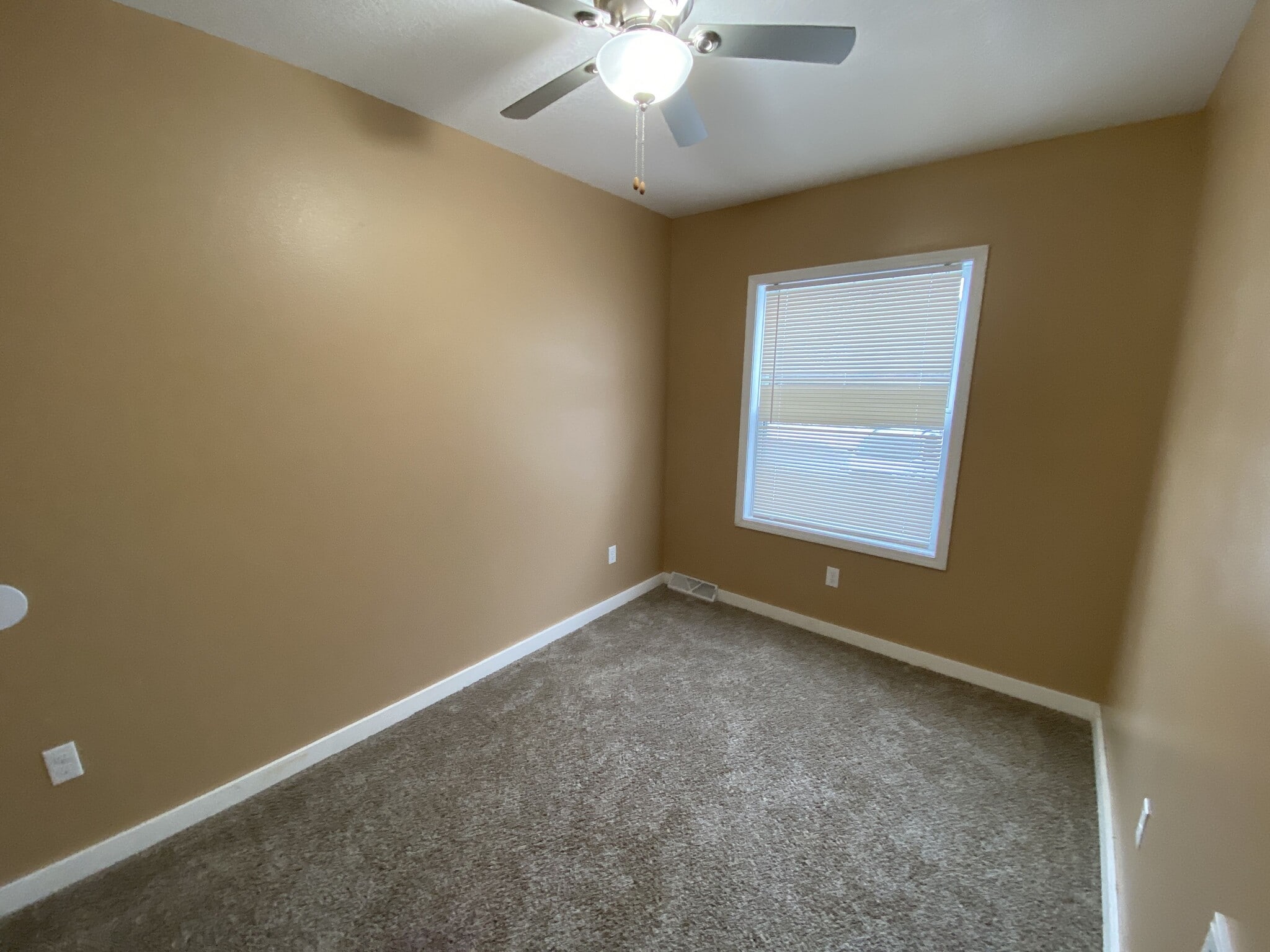Building Photo - 904 Luster Ln