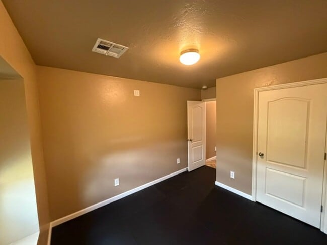 Building Photo - Adorable OKC home with 3 bed, 2 bath, 2 car garage in Mustang Schools!
