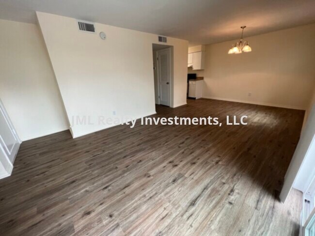 Building Photo - 1 bedroom Condo with Lake access and a private fenced yard for rent.