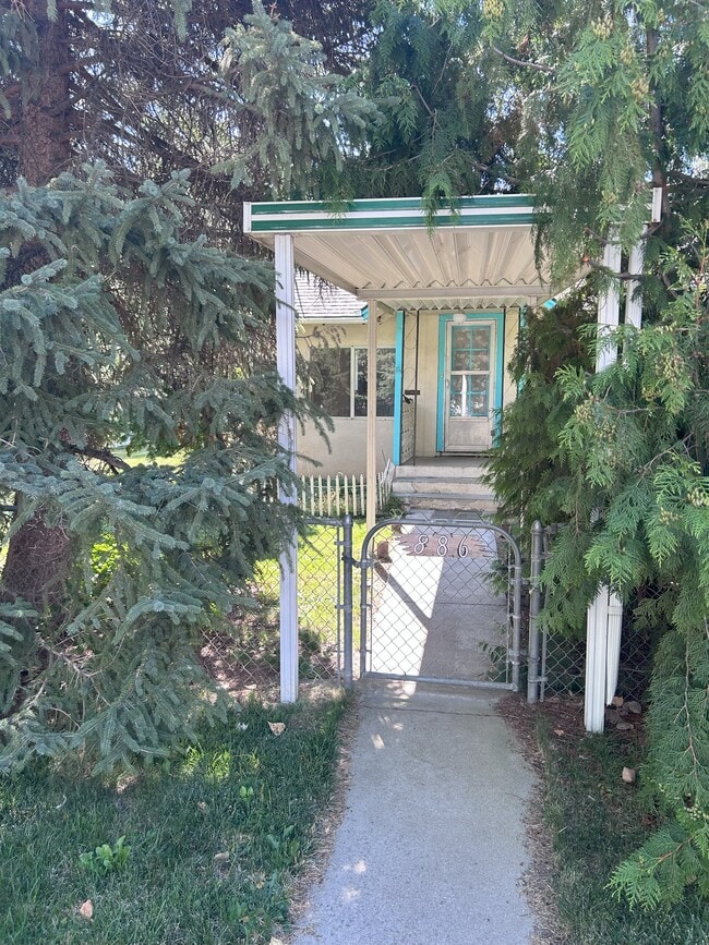 Primary Photo - 886 N 30th St N