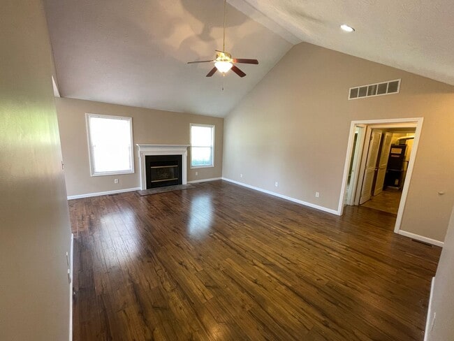 Building Photo - Fantastic Home in Shelbyville!