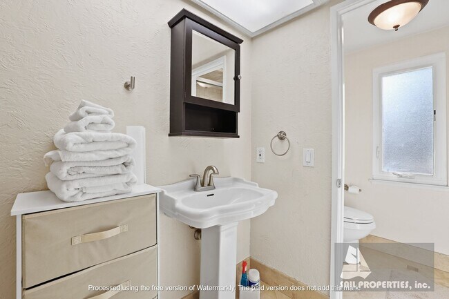 Building Photo - Beach Townhome Vacation Rental with two car garage!