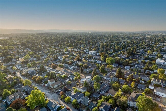 Building Photo - $500 off first month! Spacious, light-fill...