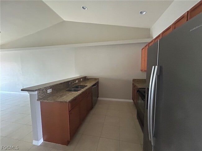 Building Photo - 527 SE 6th Pl