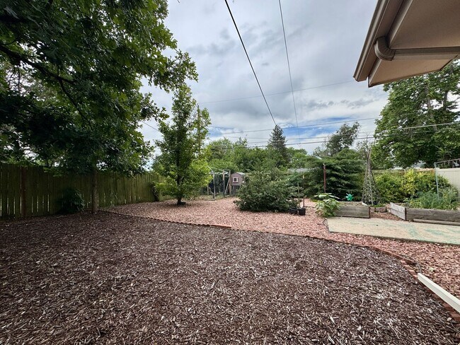 Building Photo - Beautiful 2 Bedroom Ranch Home Furnished o...