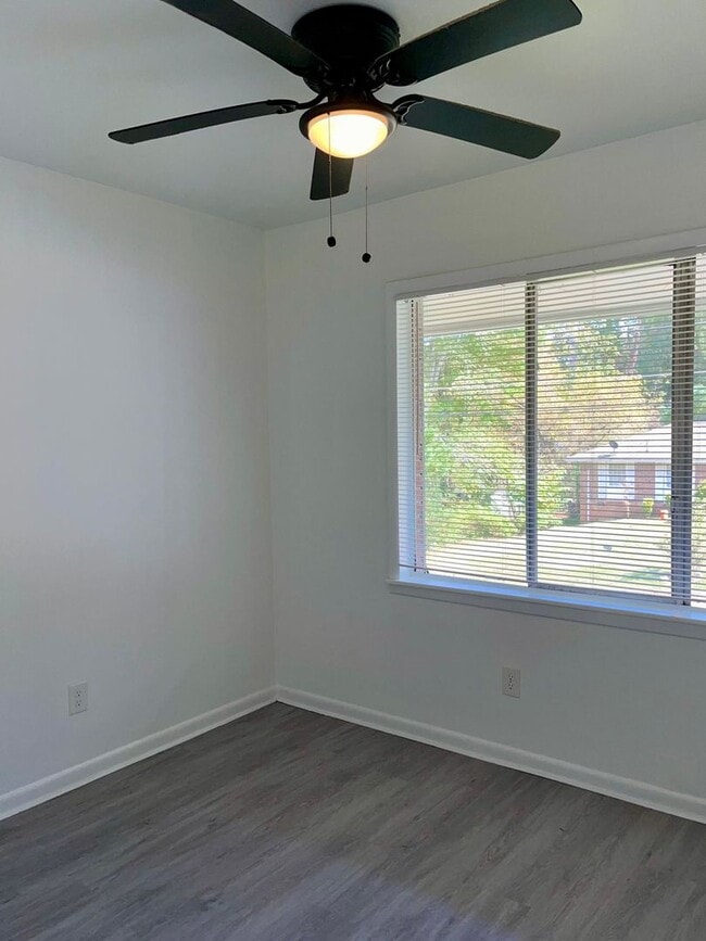 Building Photo - Spacious 3 Bedroom Ranch Under $1,400!