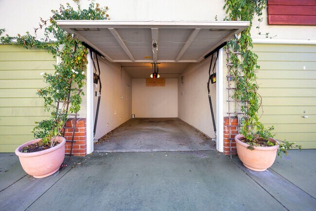 Building Photo - Stunning 2-Bed, 1-Bath Condo in the Heart ...