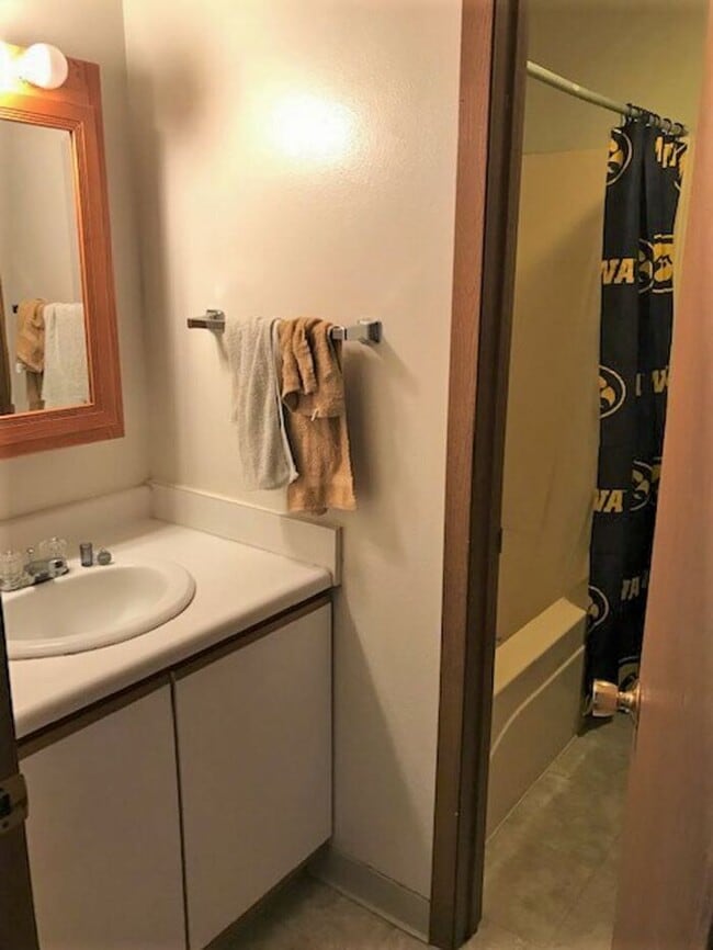 Building Photo - $2500 | 5 Bedroom, 2 Bathroom Apartment | ...
