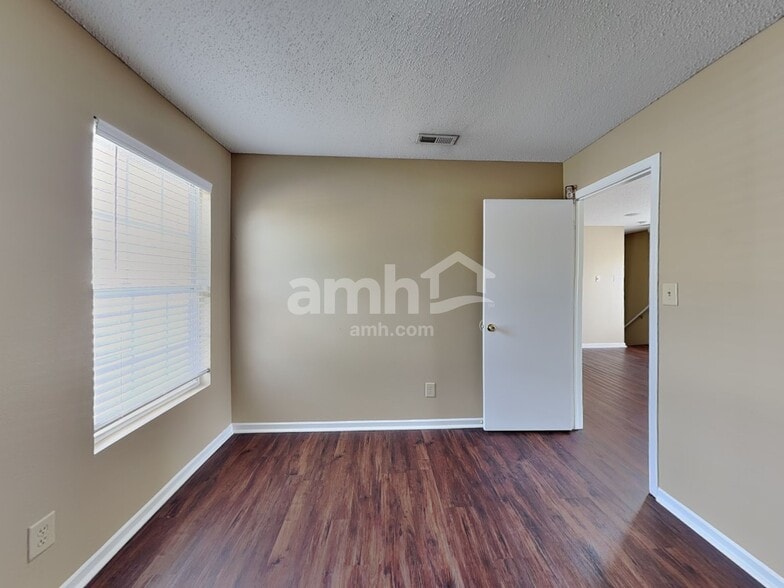 Building Photo - 12115 Maize Dr