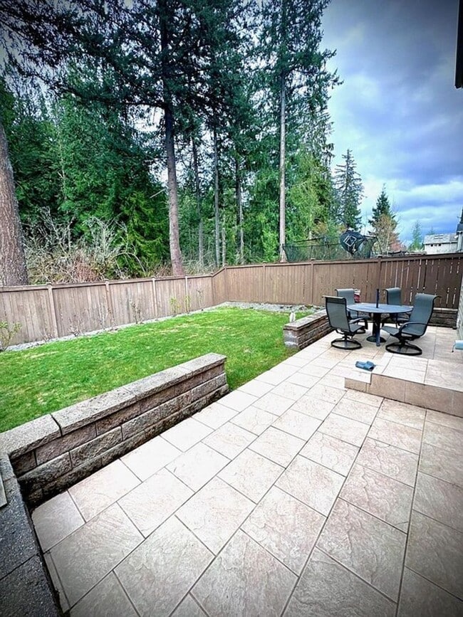 Building Photo - Beautiful 3 Bedroom Home on Greenbelt – Re...