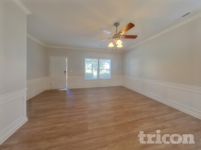 Building Photo - 121 English Oak Lane