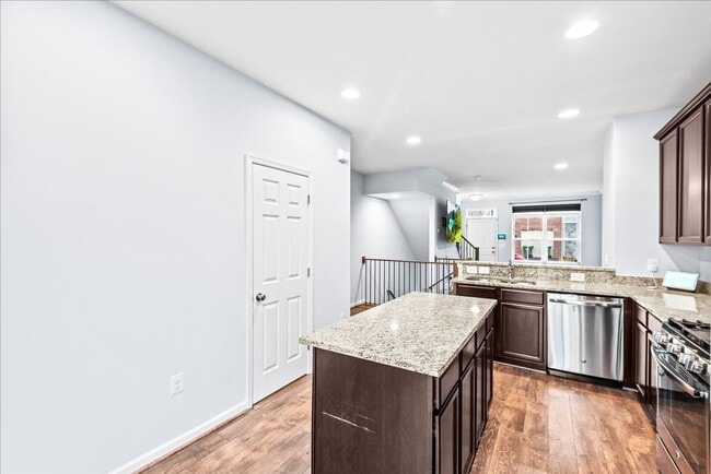 Building Photo - Commuter Friendly 3 Bed 3.5 Bath Townhome