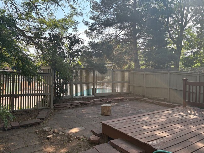Building Photo - 4 Bed 3.5 Bath Wonderland Hill Townhouse