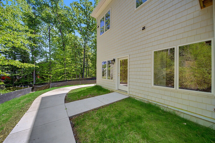 Building Photo - 10205 Sorrel Ave