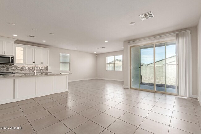Building Photo - 6918 W Winston Dr