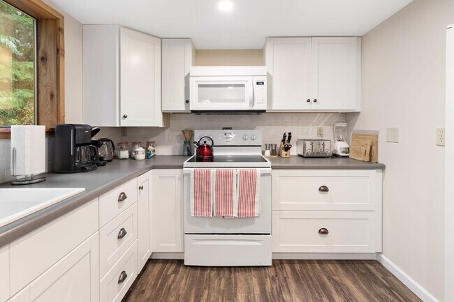 Building Photo - 901 Center St NE