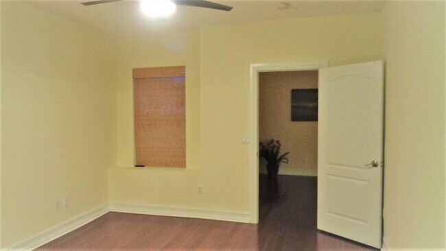 Building Photo - 1825 Bridgepointe Cir