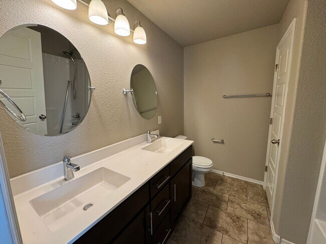 Building Photo - 4 bed, 2 bath, 3 car garage!