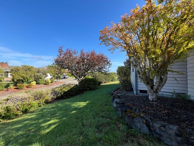 Building Photo - Stunning 4 Bedroom 2.5 Bath with Peek-a-Boo View of Puget Sound