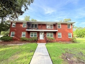 Building Photo - Quaint Downstairs 2 Bedroom