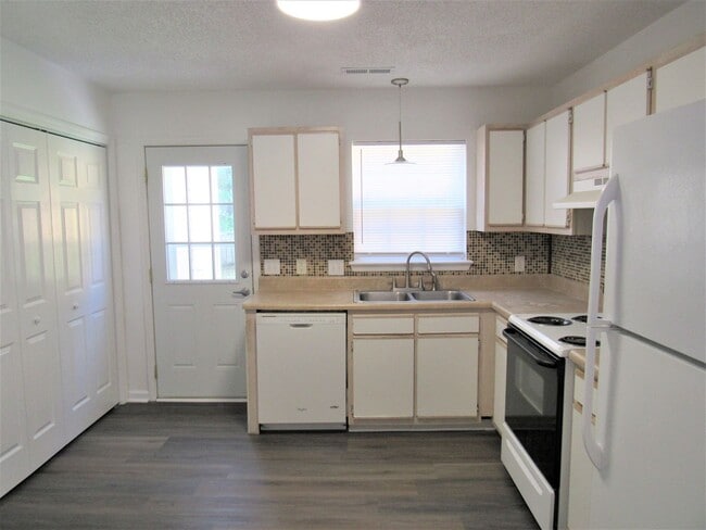 Building Photo - 300 Meadowbrook Ln