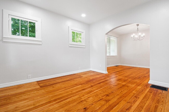 Building Photo - 4637 Alpine Ave