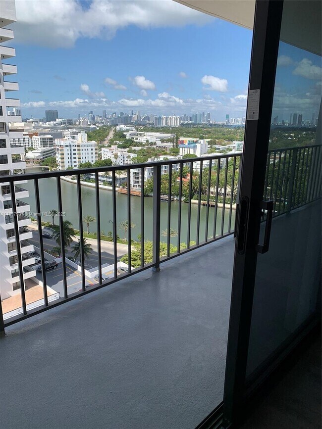 Building Photo - 2625 Collins Ave