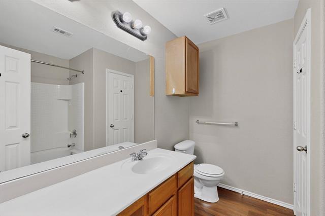 Building Photo - 708 Lark Dr