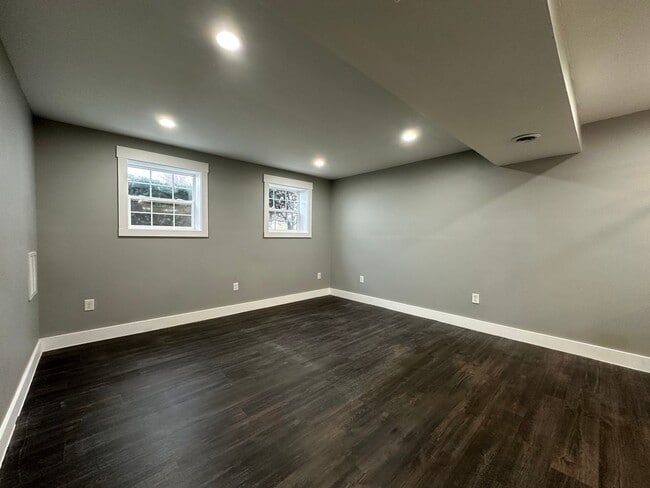 Building Photo - 4 Bedroom/3 Bathroom House in Piney Flats, TN